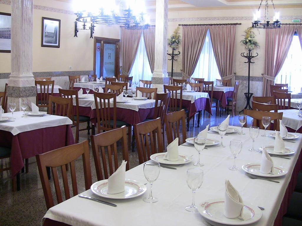 Apartahotel Los Hermanos Ocaña Buitenkant foto