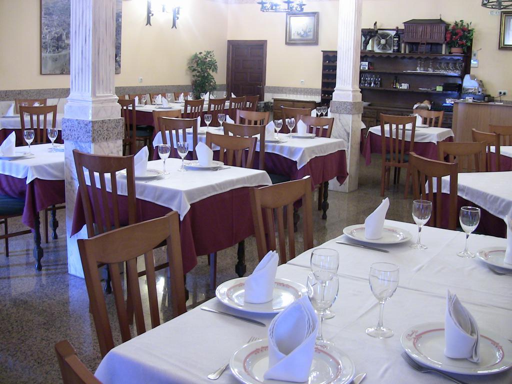 Apartahotel Los Hermanos Ocaña Buitenkant foto